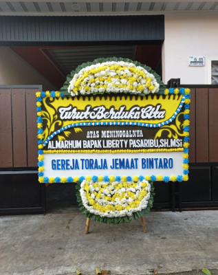 Papan Bunga Duka di Pintu Pohan Meranti